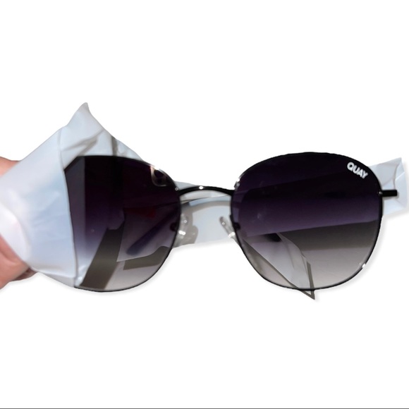 QUAY Jezabell Sunglasses Black Frame Black Gradient Lenses Round Unisex - Picture 8 of 10